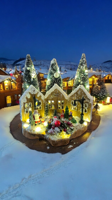 Betoverend  kerst/winter dorp met verlichting op hout.