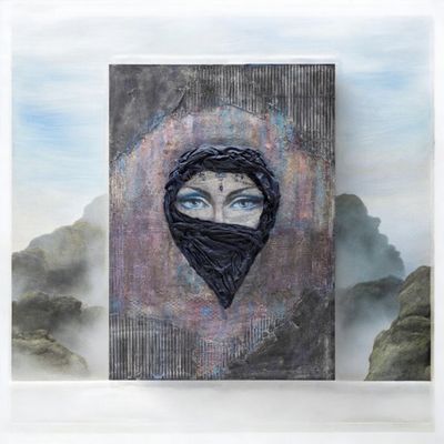 Mystic Gaze – Uniek Mixed Media Kunstwerk met Stoffen Sluier | 80×60 cm