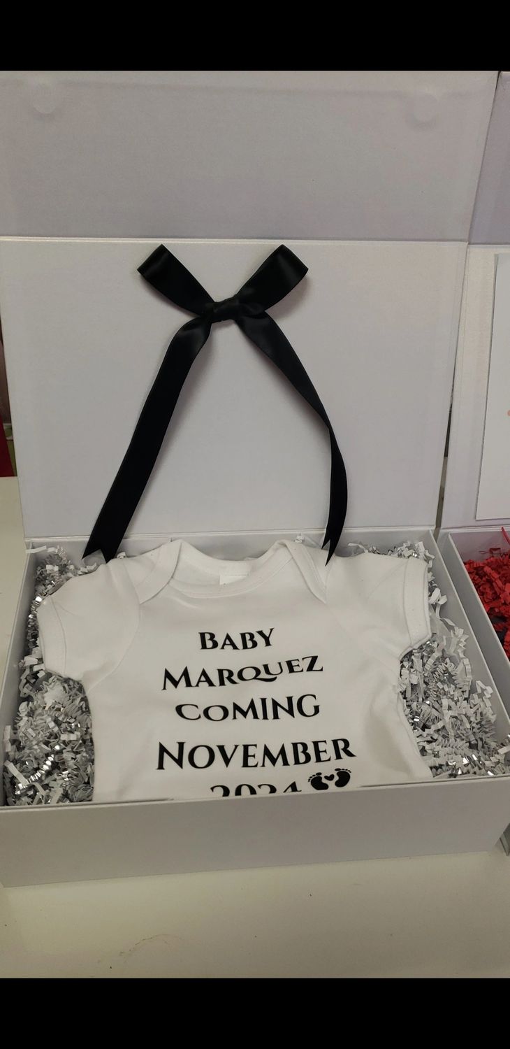 Pregnancy announcement onesie gift box