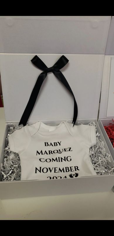 Pregnancy announcement onesie gift box