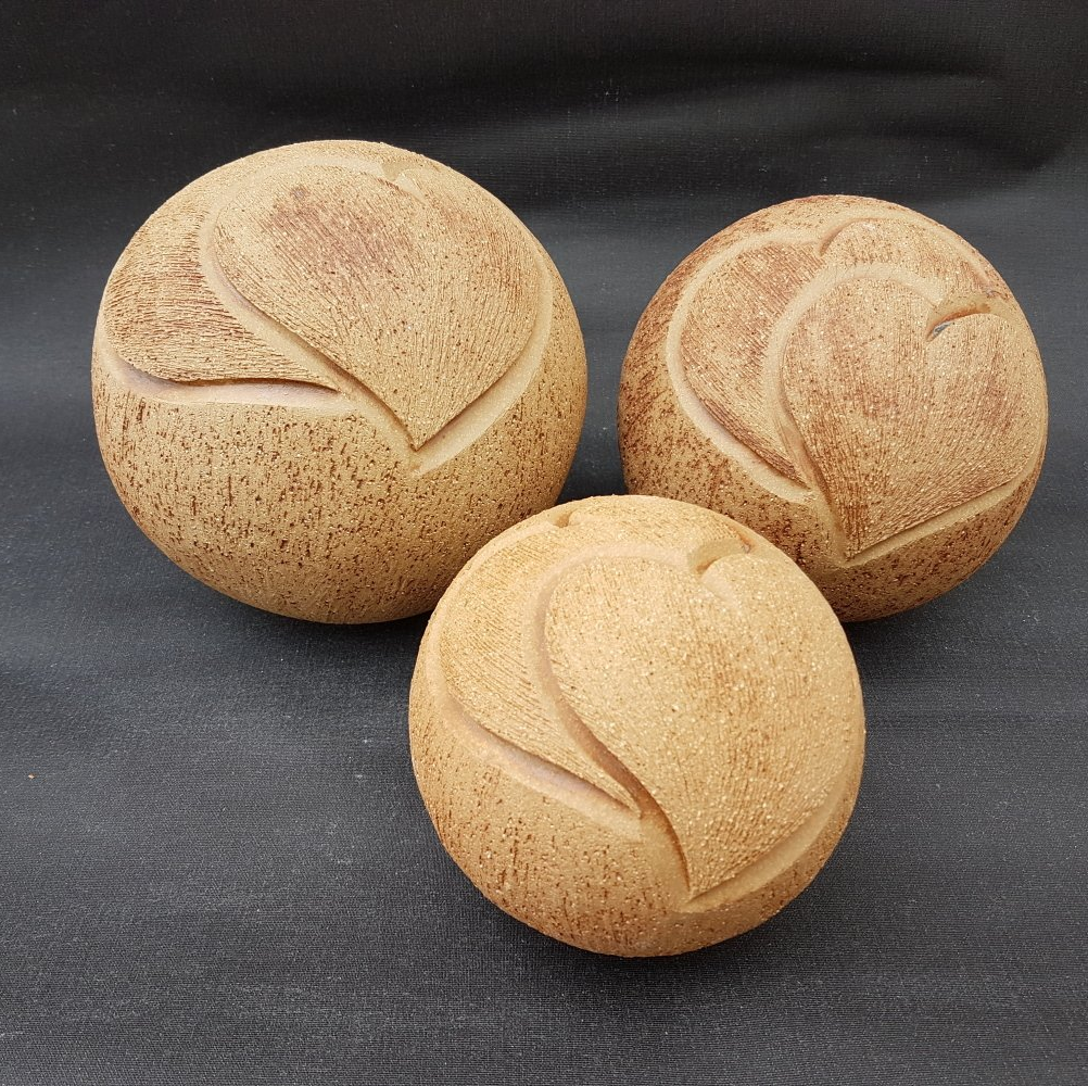 Tierurne Kugel Herz holzfarben