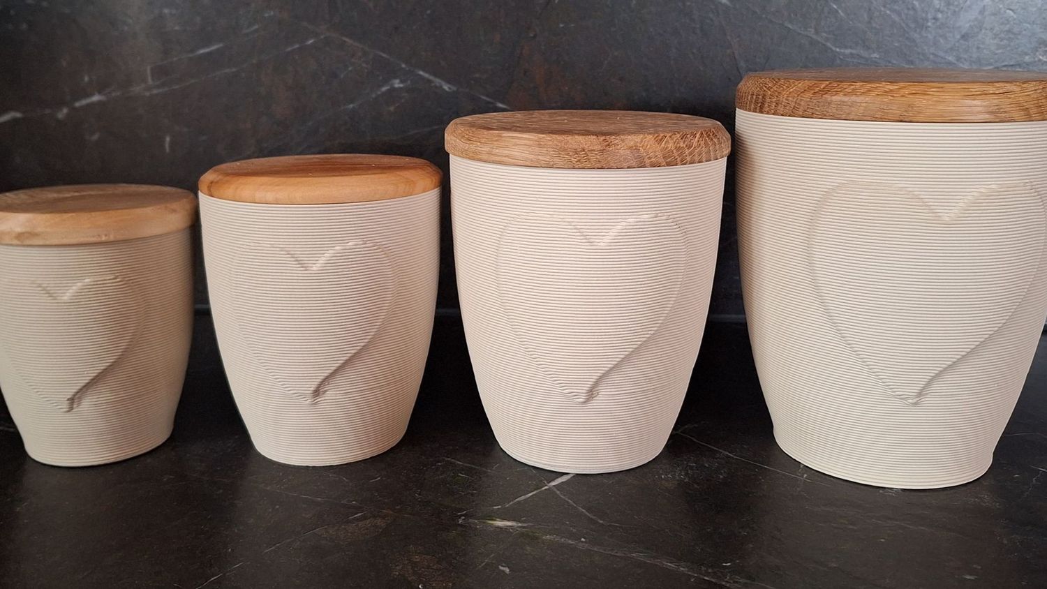 Tierurne BIO 3D Herz cremefarben mit Holzdeckel