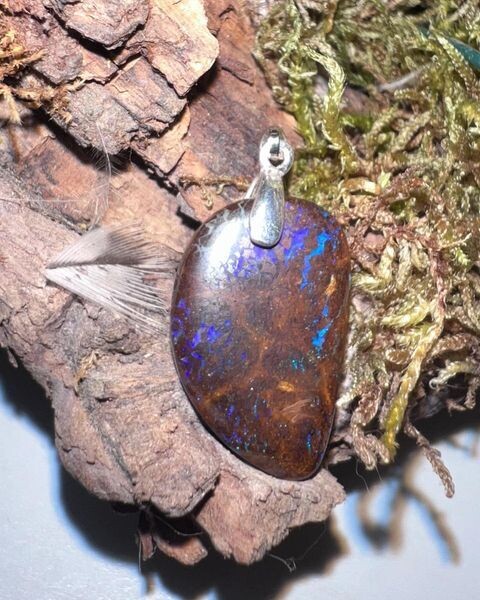 ​Pendentif en opale boulder