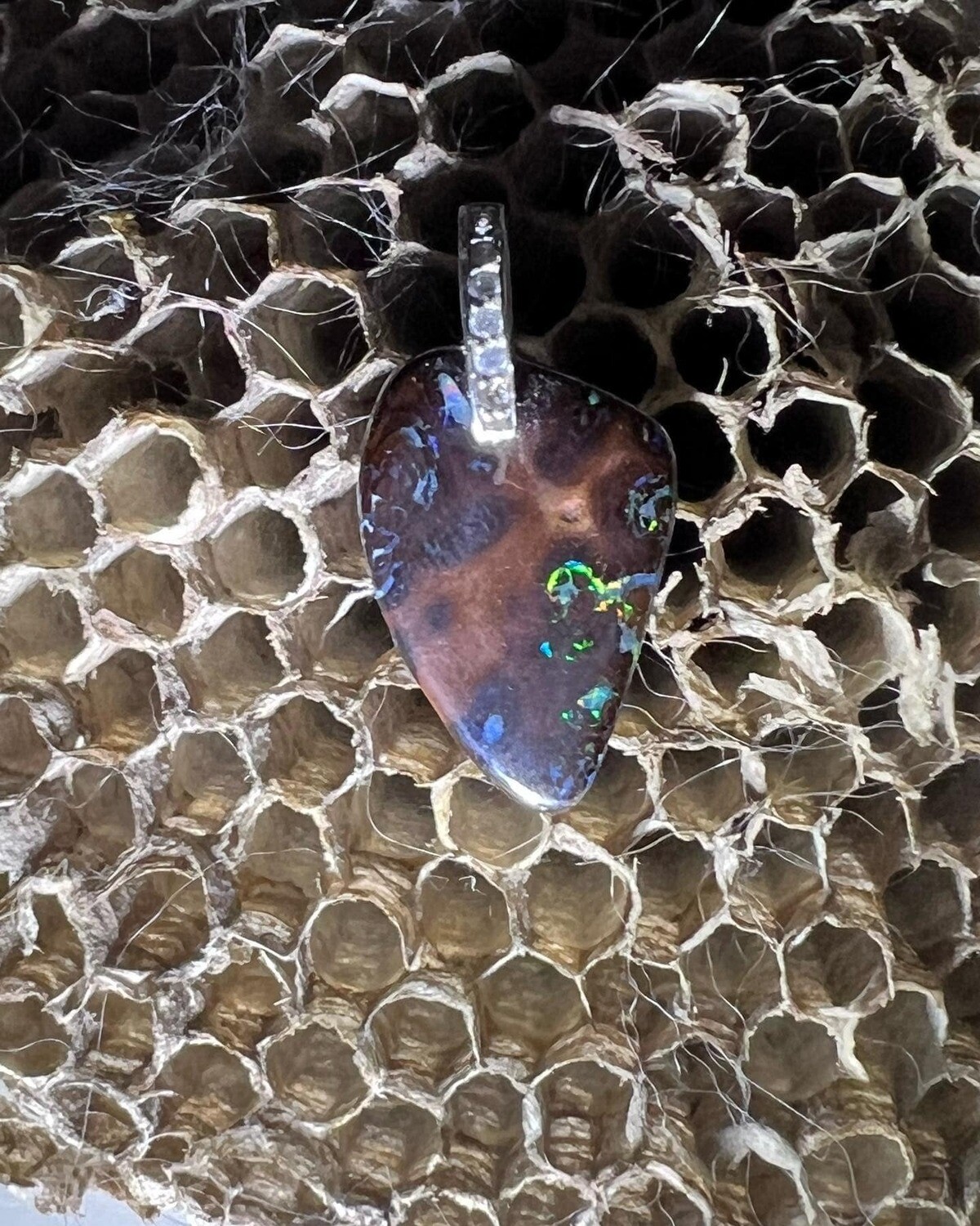 ​Pendentif en opale boulder