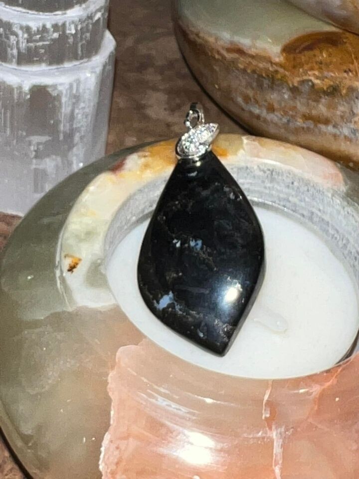 Pendentif en racine de palmier fossilisé Pendentif en racine de palmier fossilisé