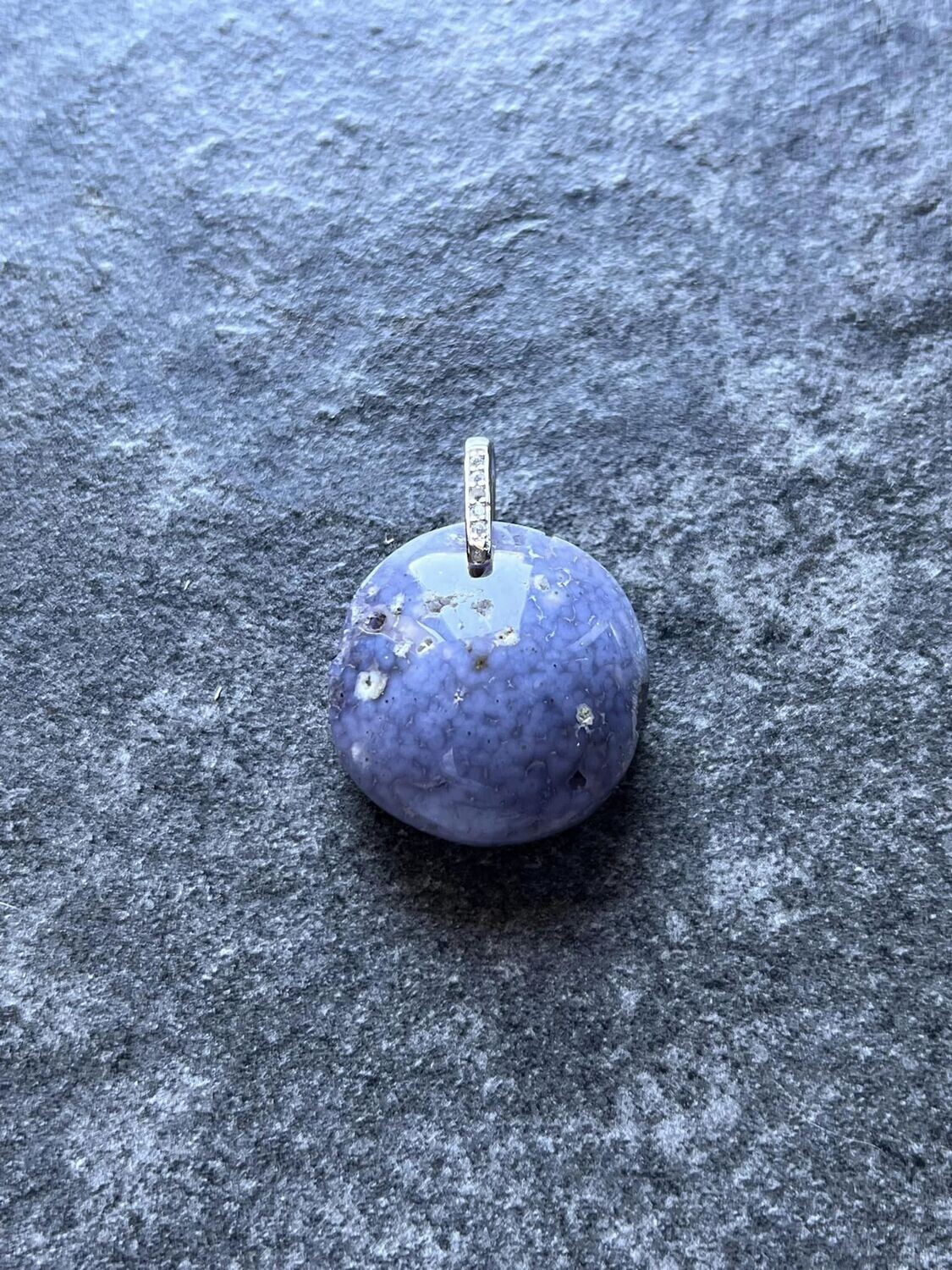 ​Pendentif en calcédoine grappe ou calcédoine brotryoidale