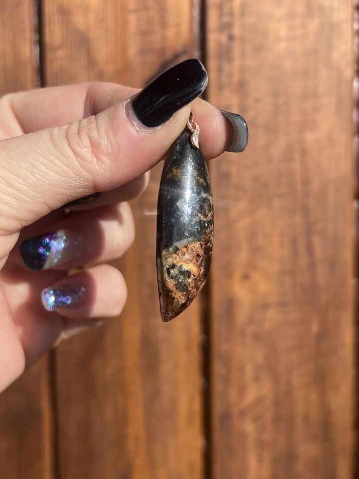 ​Pendentif en calcédoine cuprifere
