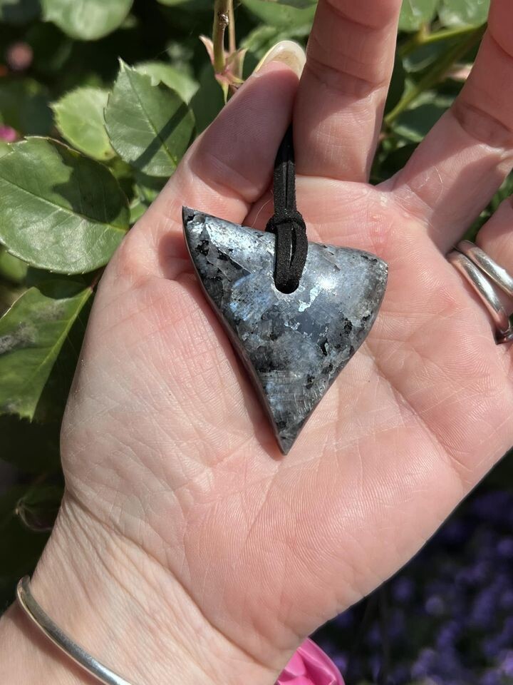 ​Pendentif en larvikite