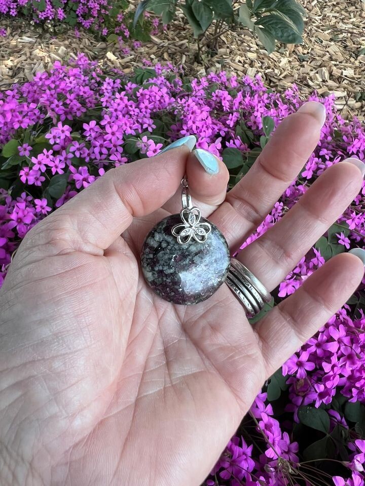 ​Pendentif en eudialyte