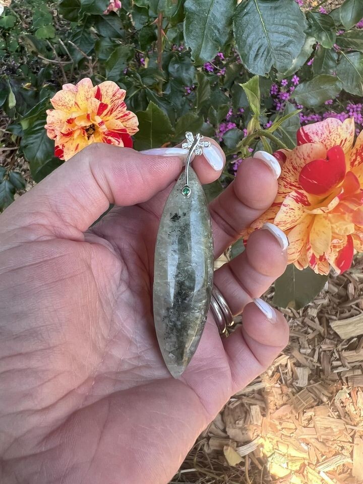 ​Pendentif en prehnite cristallisée et epidote