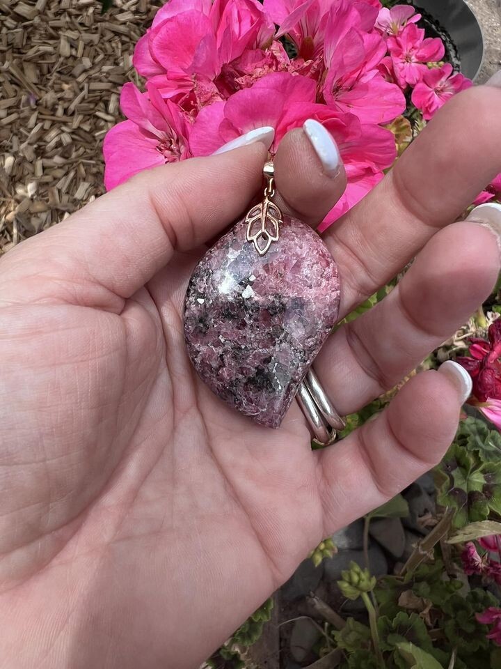 ​Pendentif en rhodonite