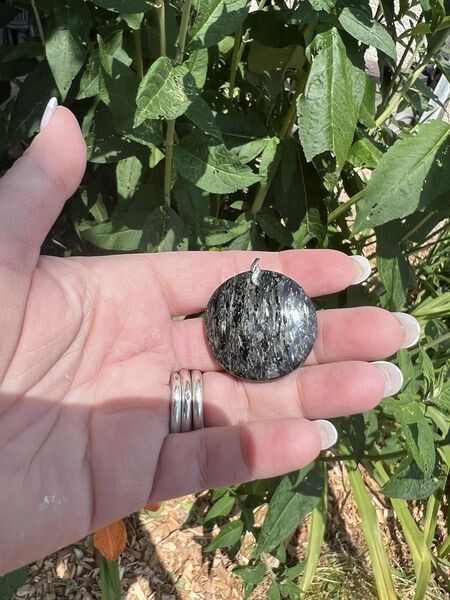 ​Pendentif en Nuummite du Groenland