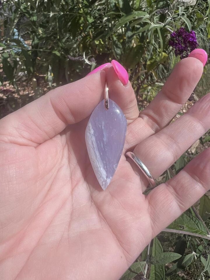 ​Pendentif en calcedoine bleue de Turquie