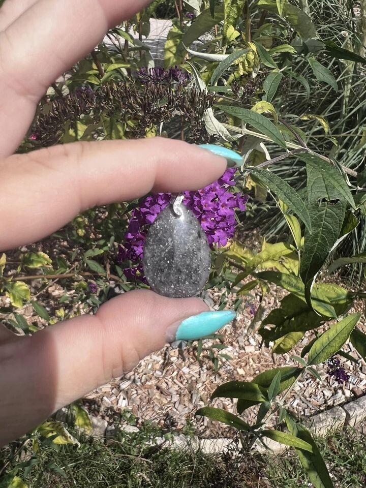 ​Pendentif en pierre de soleil noire
