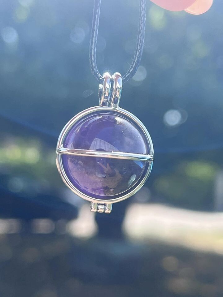 Pendentif en sphere d améthyste et sa cage d acier avec cordon