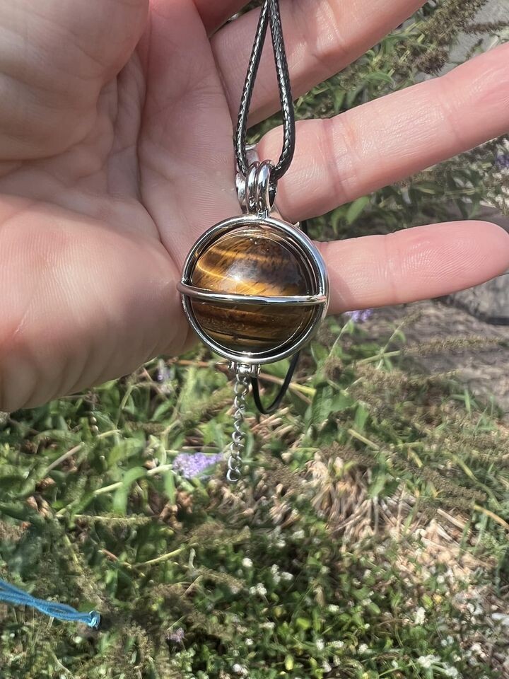 ​Pendentif en sphere d œil de tigre
