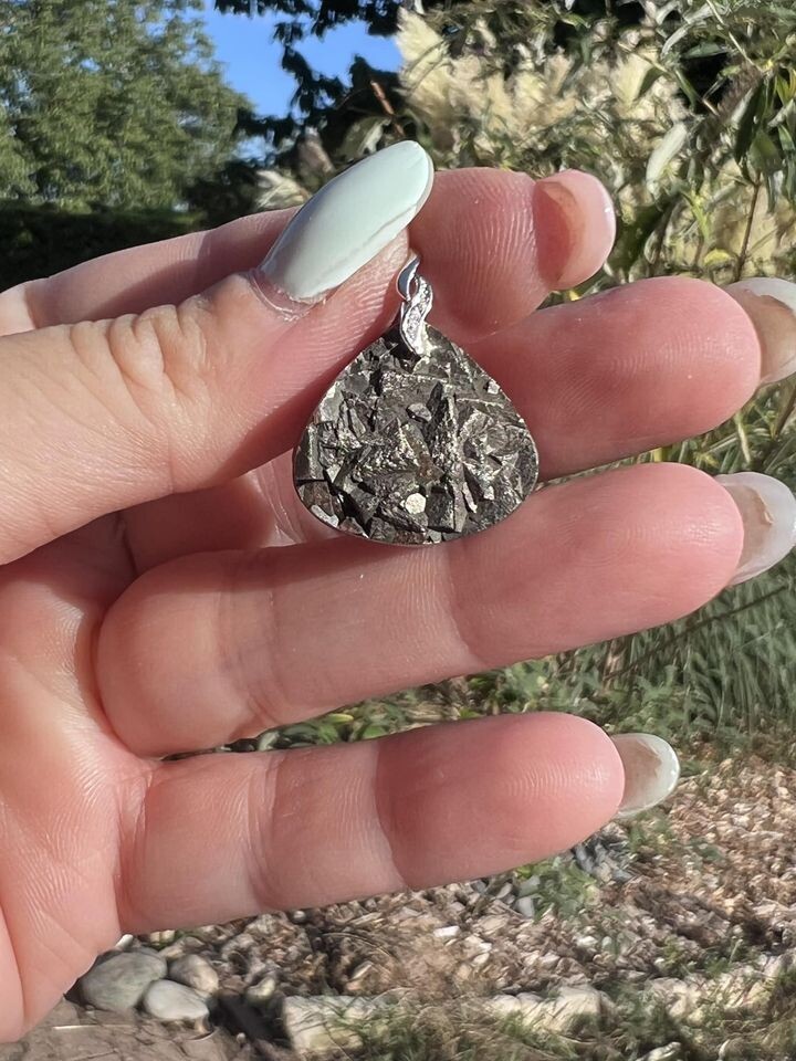 ​Pendentif en pyrite mi brut mi poli