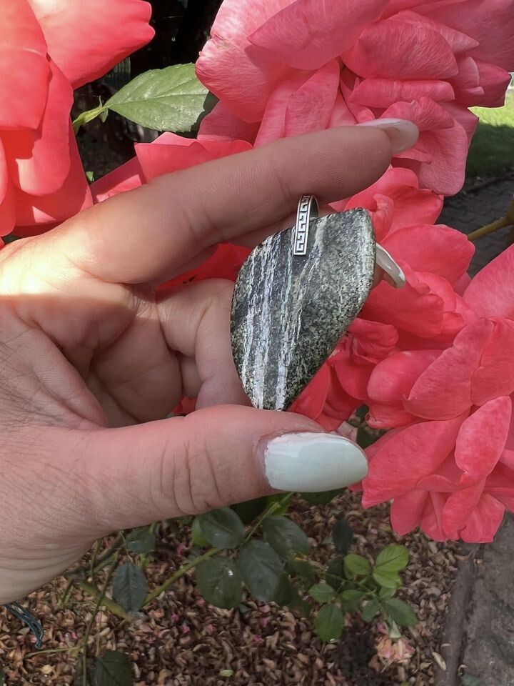 ​Pendentif en Chrysotile et ses reflets nacrés