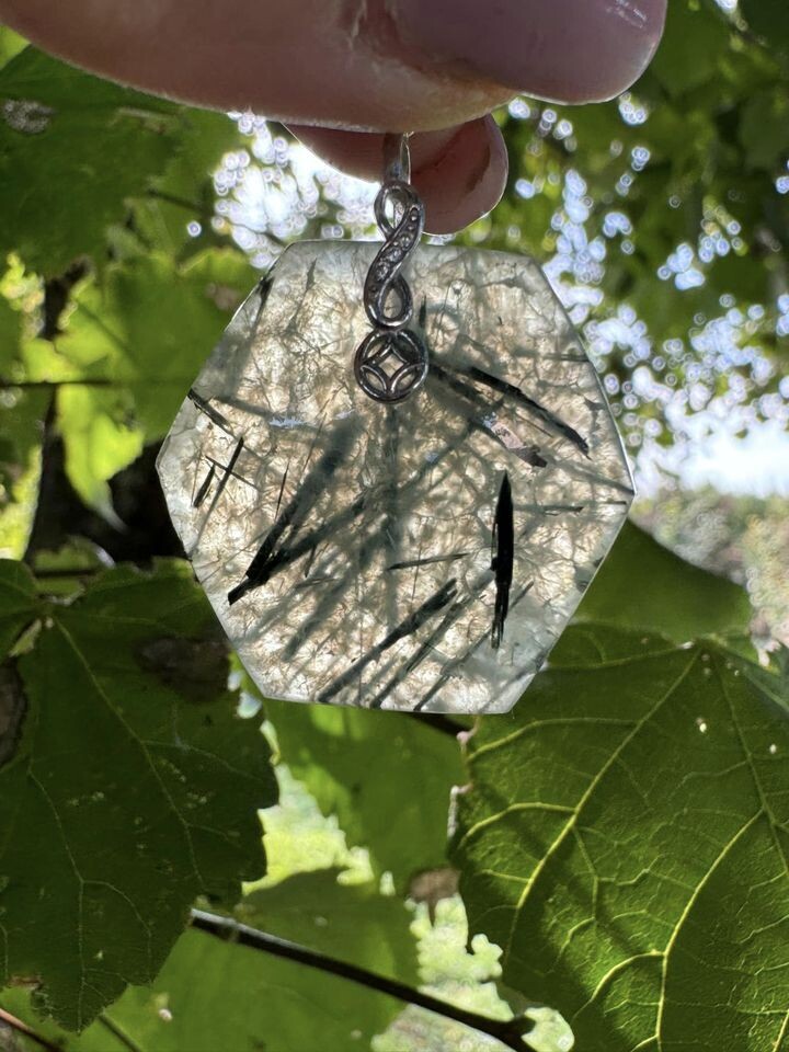 ​Pendentif en prehnite et epidotes