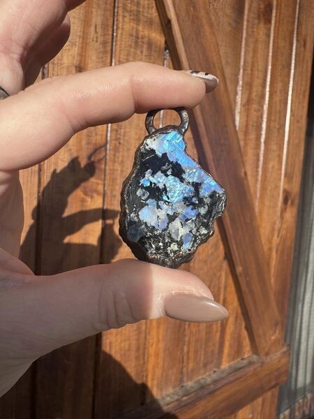 ​Pendentif en cuivre et peristerite recto verso