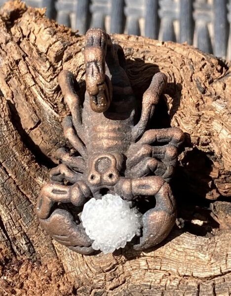 ​pendentif scorpion en cuivre et cristal de roche