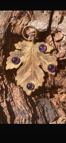 ​Pendentif en feuille de cuivre et ses améthystes