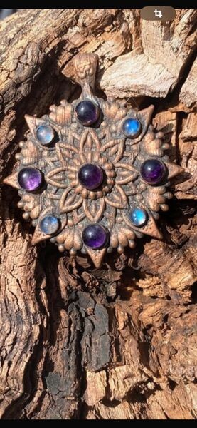 ​Pendentif mandala en cuivre avec labradorites et améthystes