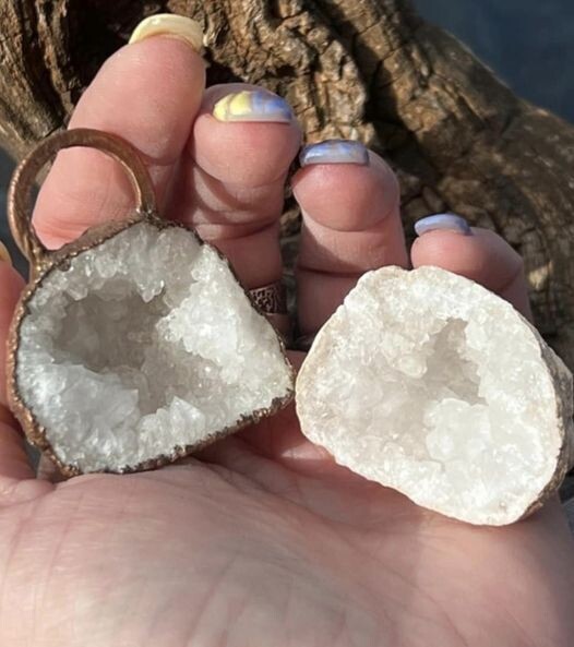 ​pendentif en cuivre et géode de quartz