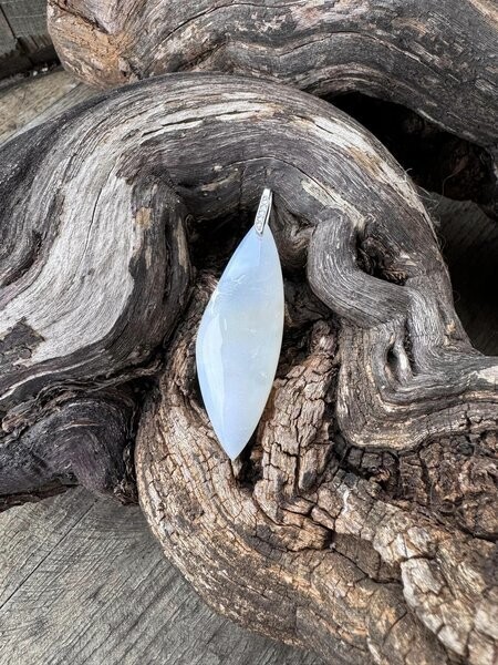 ​Pendentif en opale blanche