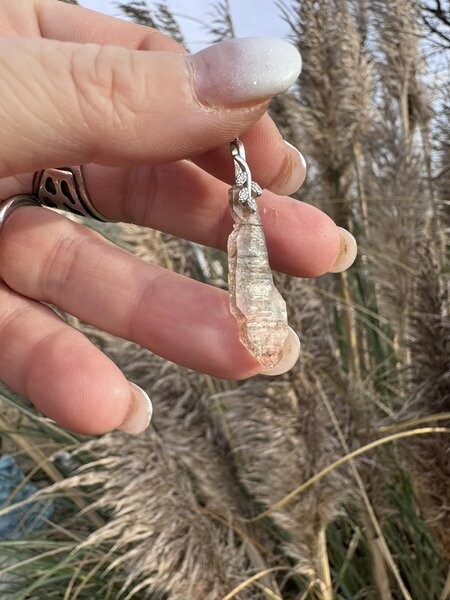​Pendentif en quartz à inclusions de carbone du District de Quetta