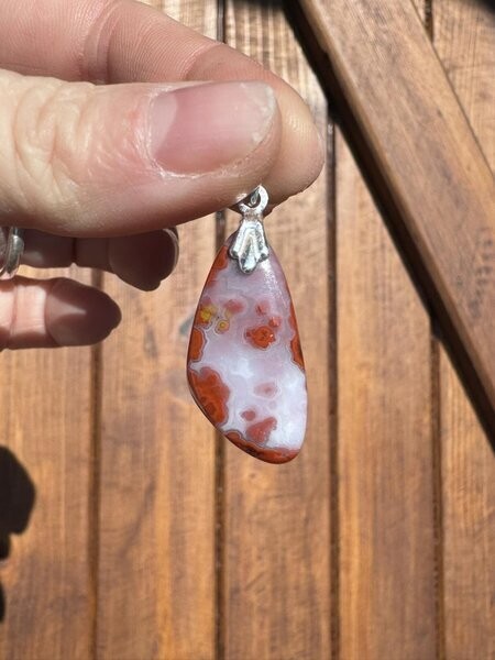 ​Pendentif agate rouge