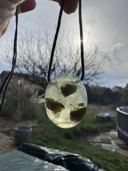 ​Pendentif en prehnite et epidote