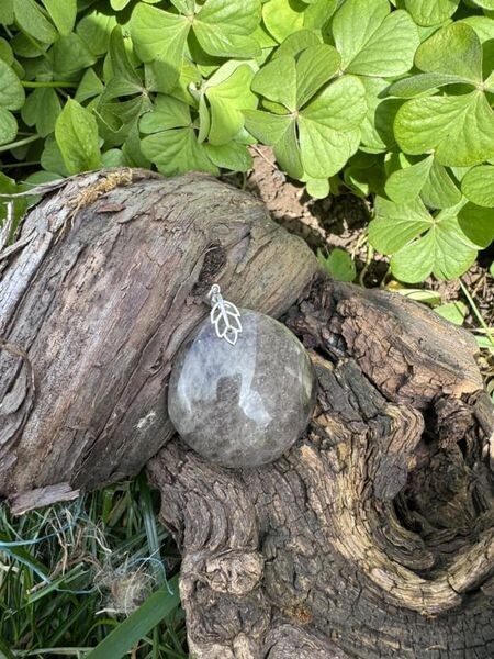 ​Pendentif en pierre de lune noire et ses reflets