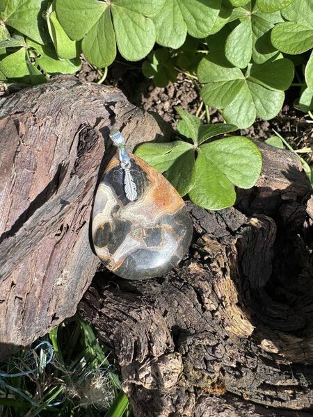 ​Pendentif en agate crazy lace noire