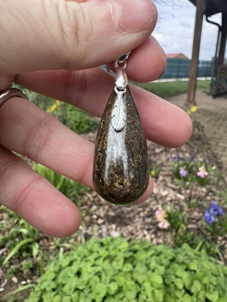 ​Pendentif en bronzite et ses reflets