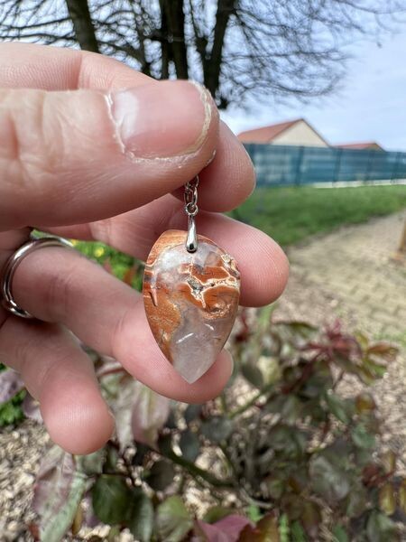 ​Pendentif en jaspe brechique