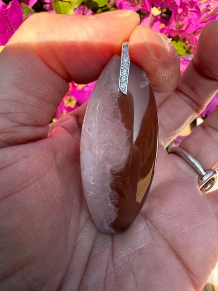 ​Pendentif en calcedoine bi-ton