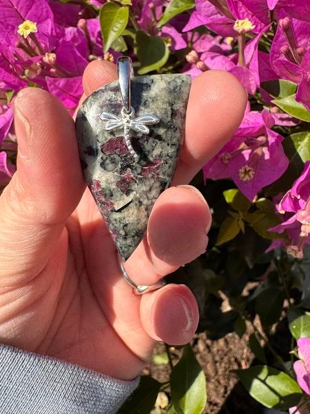 ​Pendentif en eudialyte