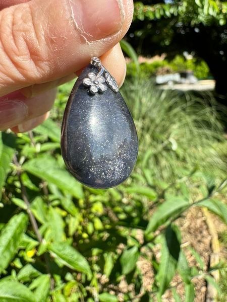 ​Pendentif en iolite et ses paillettes