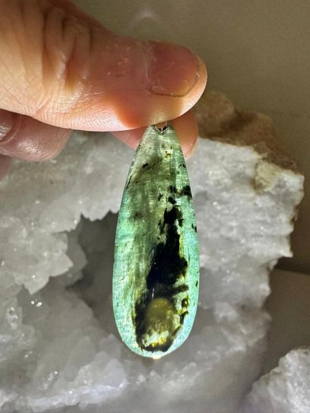 Pendentif en CYANITE, KYANITE VERTE OU DISTHÈNE VERT