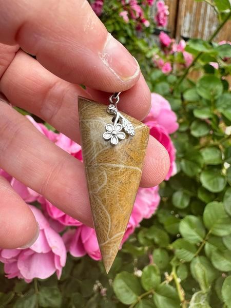 ​Pendentif en corail fossile