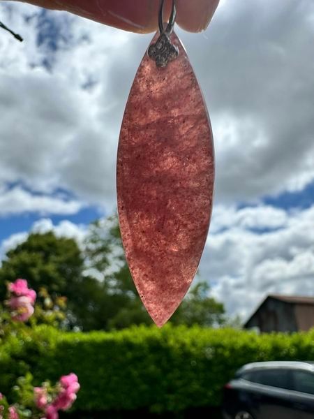 ​Pendentif en quartz fraise et ses paillettes