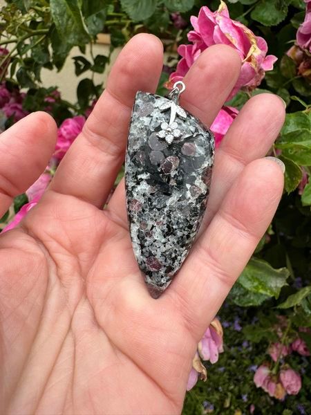 ​Pendentif en grenat almandin sur biotite