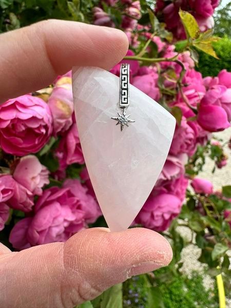 Pendentif en manganocalcite recto verso