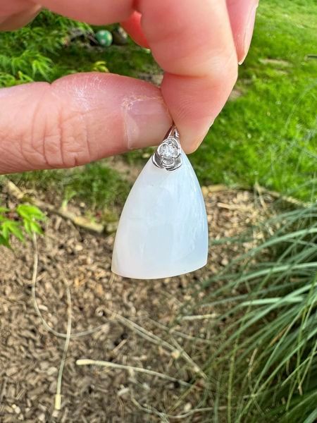 ​Pendentif en opale blanche