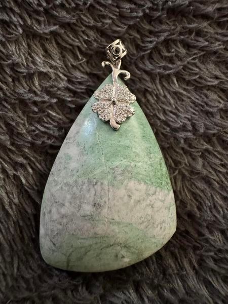 ​Pendentif en jade africain