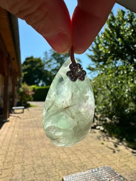 ​Pendentif en magnifique fluorite verte et ses petites parties violettes