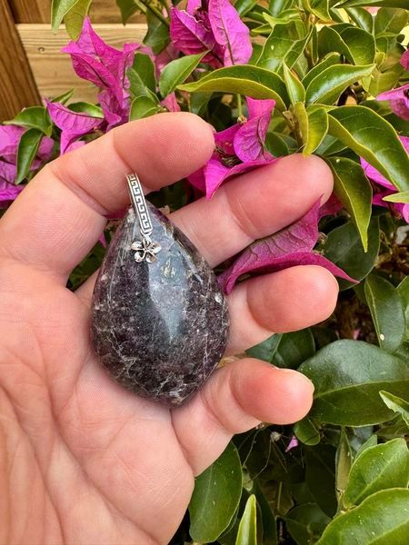 ​Pendentif en eudialyte de Russie