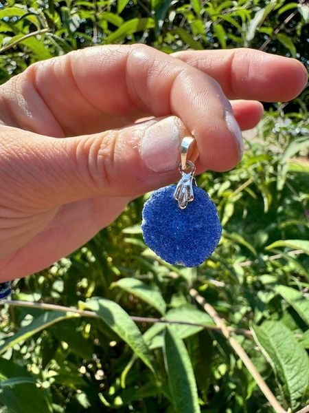 ​Pendentif nodule d azurite poli devant et brut à l arrière