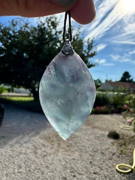 ​Pendentif en fluorite violette , verte et bleue recto verso
